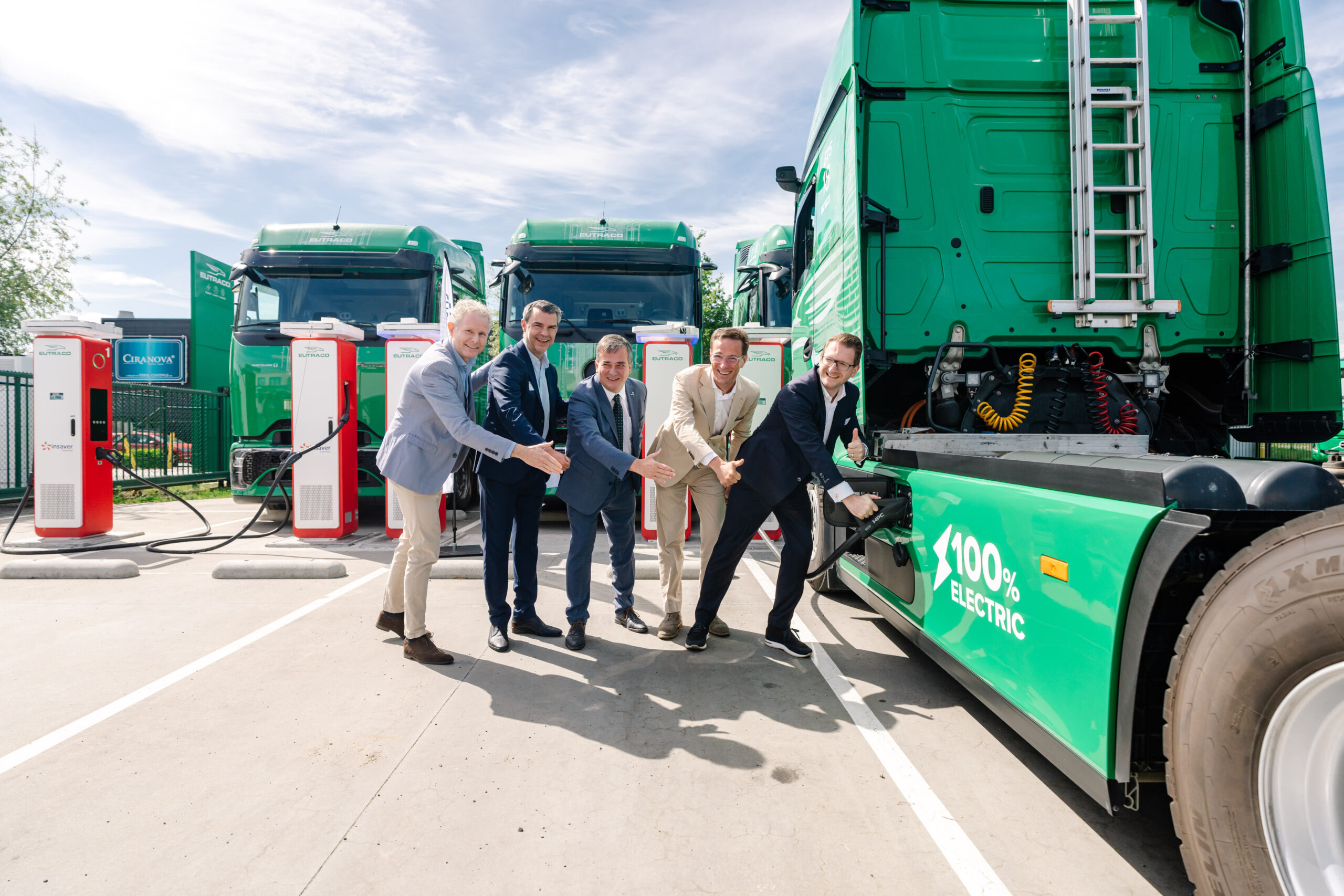 Ultrasnelle laders voor elektrische vrachtwagens en industriële batterijen bij EUTRACO in Roeselare officieel in gebruik genomen